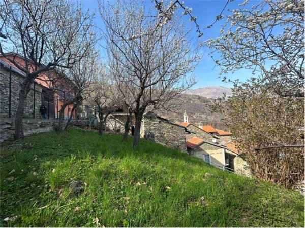 casa indipendente in vendita ad Ormea in zona Chioraira