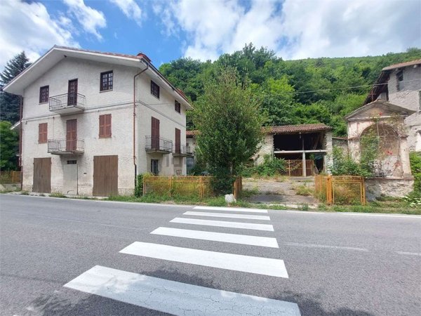 casa indipendente in vendita ad Ormea in zona Isola Perosa