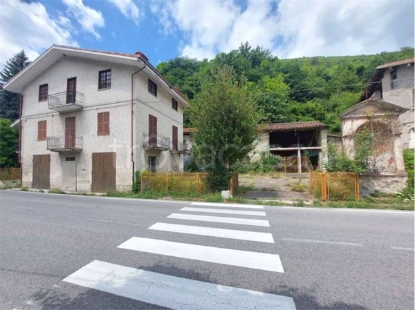 casa indipendente in vendita ad Ormea in zona Isola Perosa