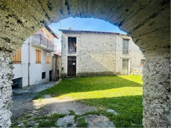 casa indipendente in vendita ad Ormea in zona Chionea