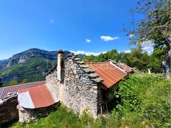 casa indipendente in vendita ad Ormea in zona Quarzina