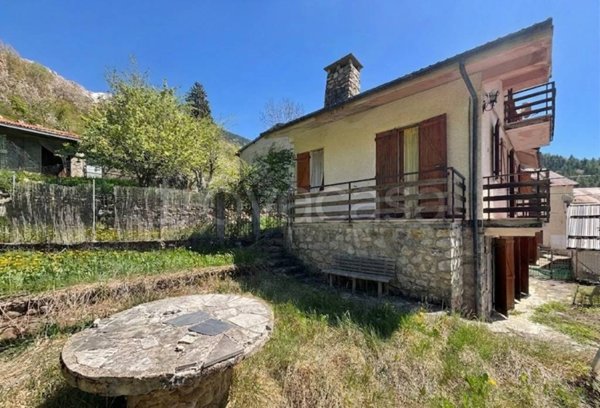 casa indipendente in vendita ad Ormea in zona Viozene