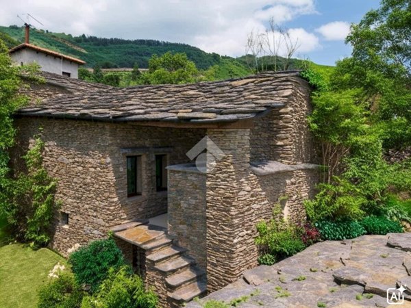 casale in vendita ad Ostana