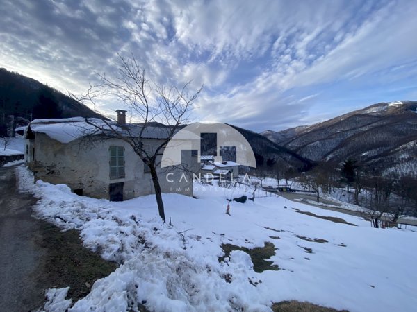 casa indipendente in vendita a Pamparato