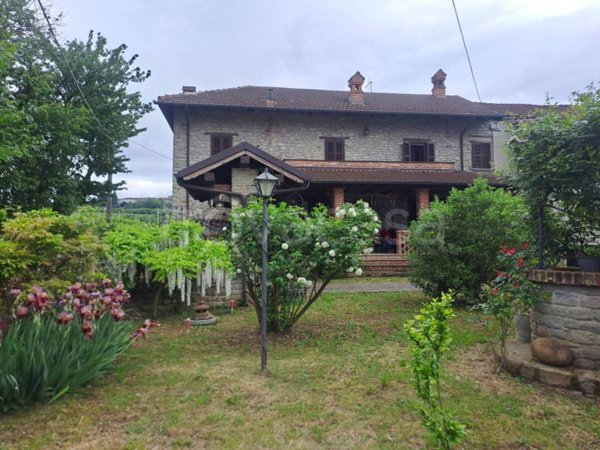 casa indipendente in vendita a Perletto