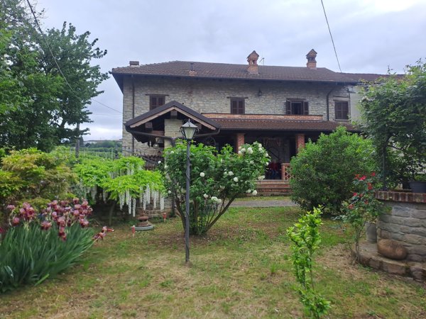 casa indipendente in vendita a Perletto