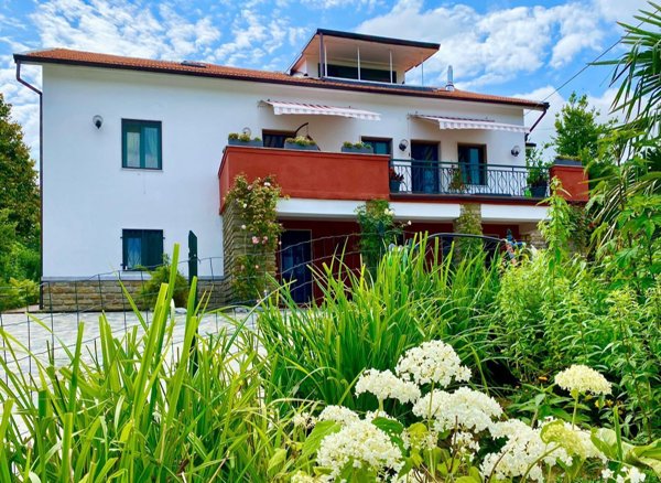 casa indipendente in vendita a Perletto