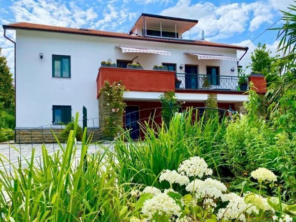 casa indipendente in vendita a Perletto