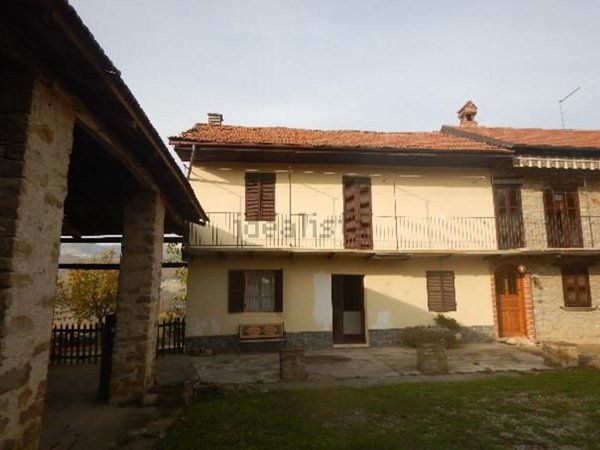casa indipendente in vendita a Perletto