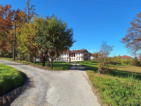 esavano in vendita a Pocapaglia in zona Saliceto