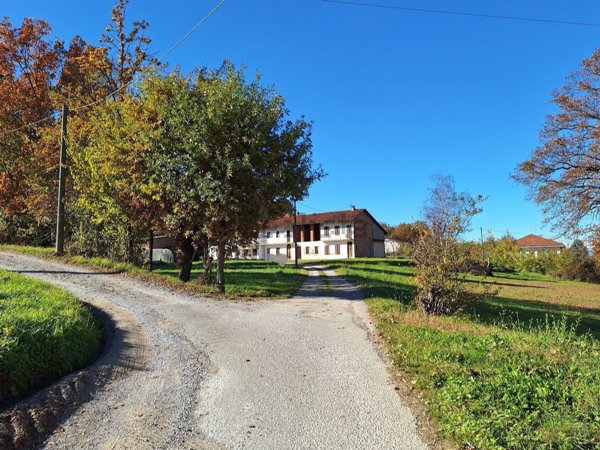 esavano in vendita a Pocapaglia in zona Saliceto