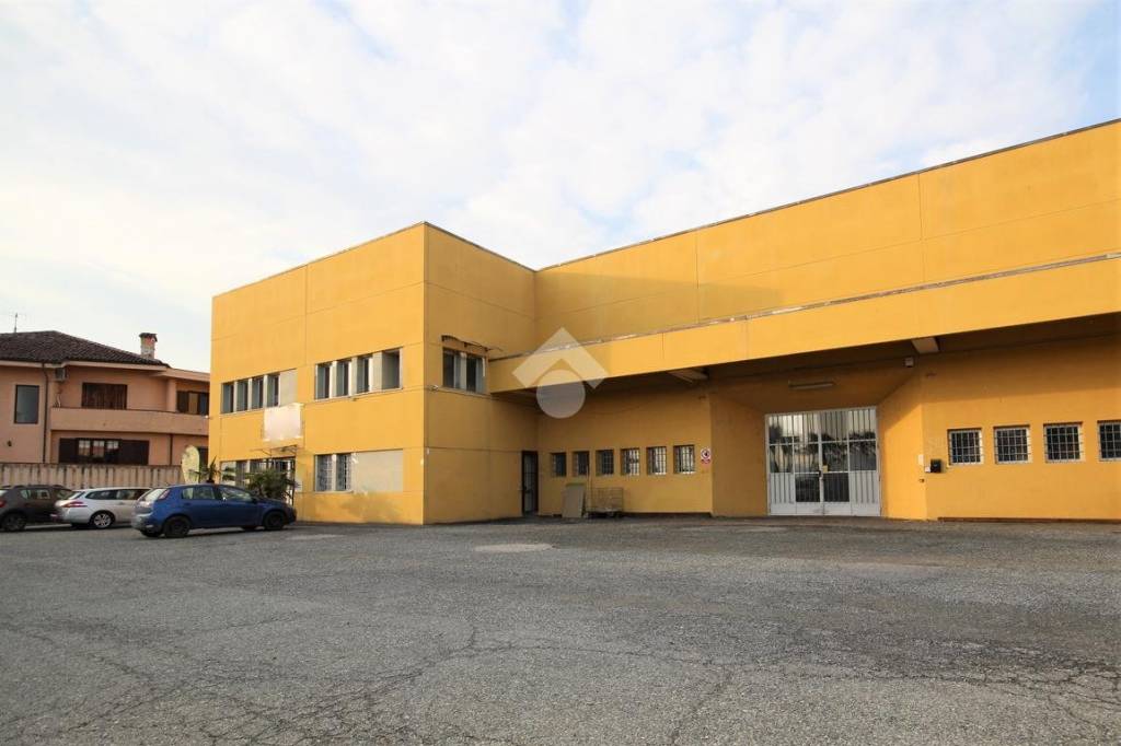 locale commerciale in vendita a Pocapaglia