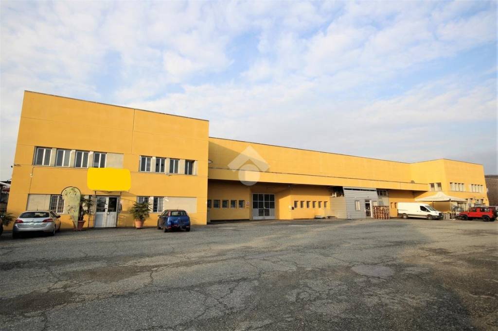 locale commerciale in vendita a Pocapaglia in zona Macellai