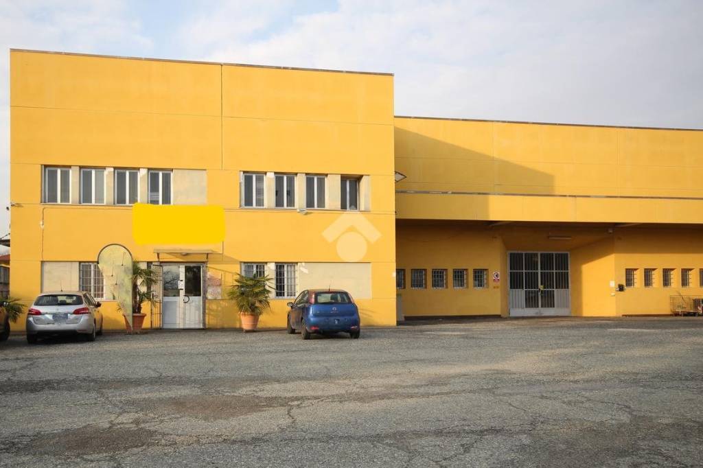 locale commerciale in vendita a Pocapaglia in zona Macellai