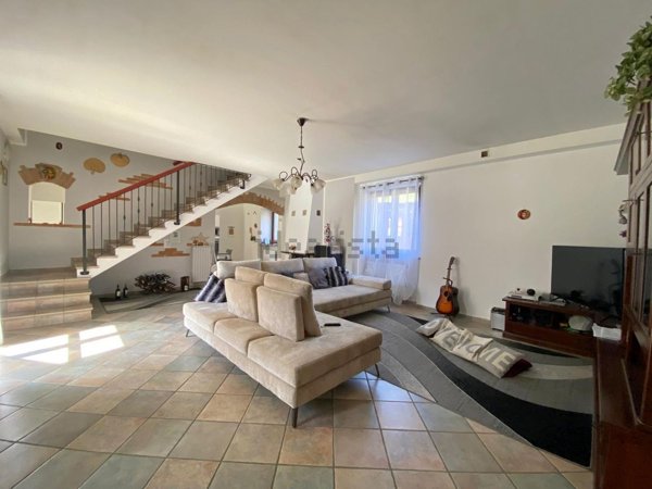 casa semindipendente in vendita a Pocapaglia in zona Macellai