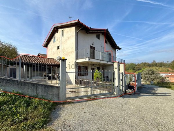 casa indipendente in vendita a Pocapaglia in zona Saliceto