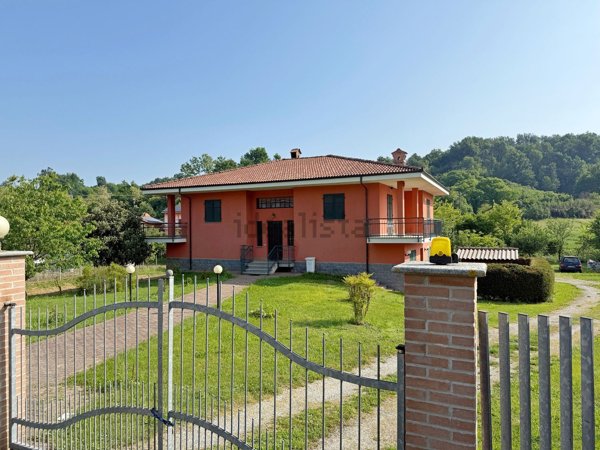 casa indipendente in vendita a Pocapaglia in zona Saliceto