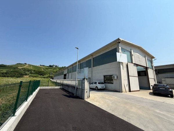 locale commerciale in vendita a Pocapaglia in zona Macellai