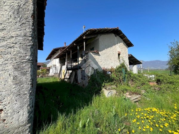 casale in vendita a Revello
