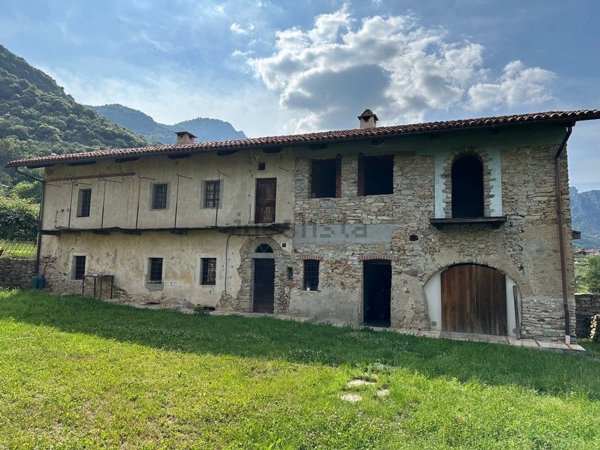 casale in vendita a Revello