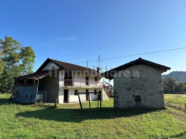 casale in vendita a Revello in zona San Pietro