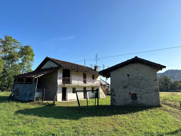 casale in vendita a Revello in zona San Pietro