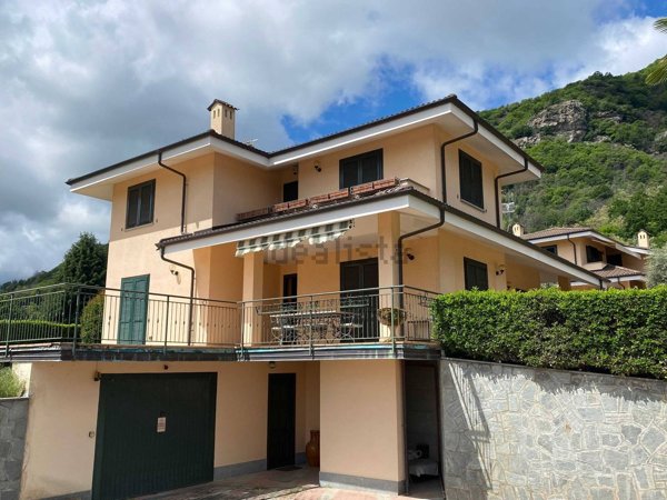 casa indipendente in vendita a Revello