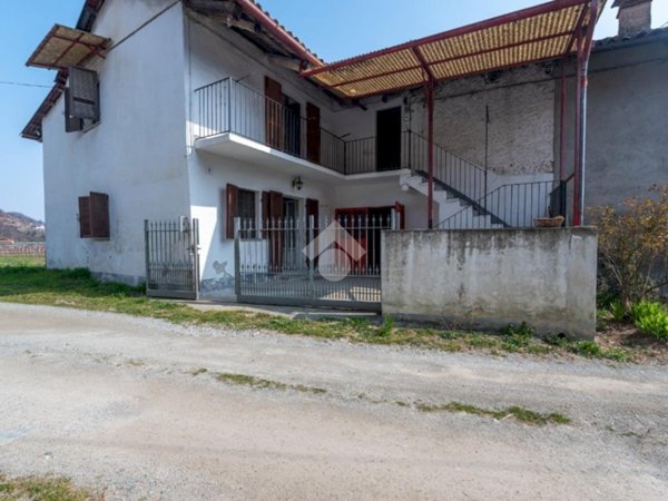 appartamento in vendita a Revello in zona Morra San Martino