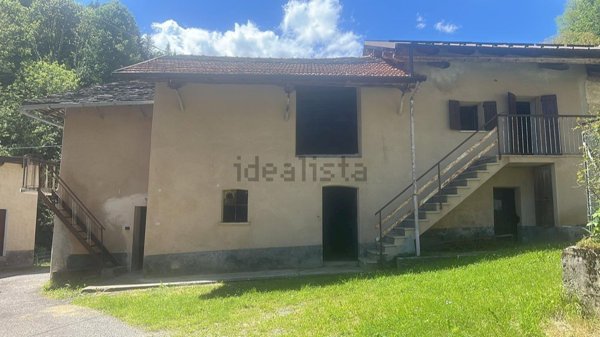 pentavano in vendita a Rittana in zona Tanara