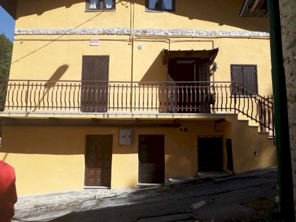 casa semindipendente in vendita a Roburent in zona San Giacomo