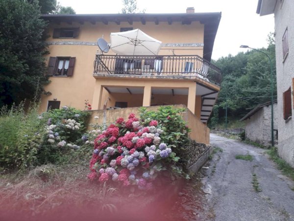 casa semindipendente in vendita a Roburent in zona San Giacomo