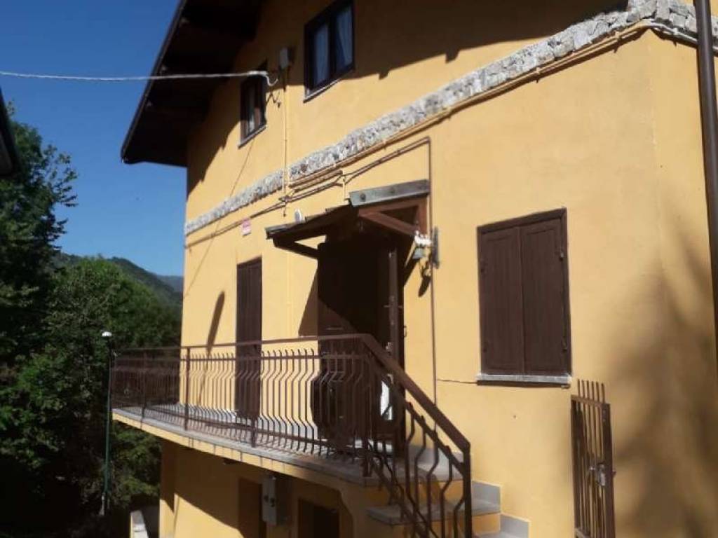 casa semindipendente in vendita a Roburent in zona San Giacomo