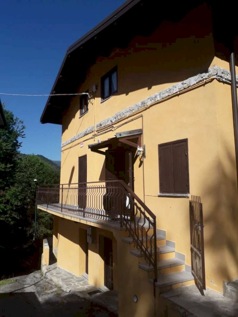 casa semindipendente in vendita a Roburent in zona San Giacomo