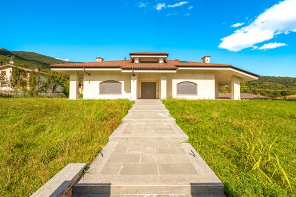 casa indipendente in vendita a Roccabruna in zona Viale