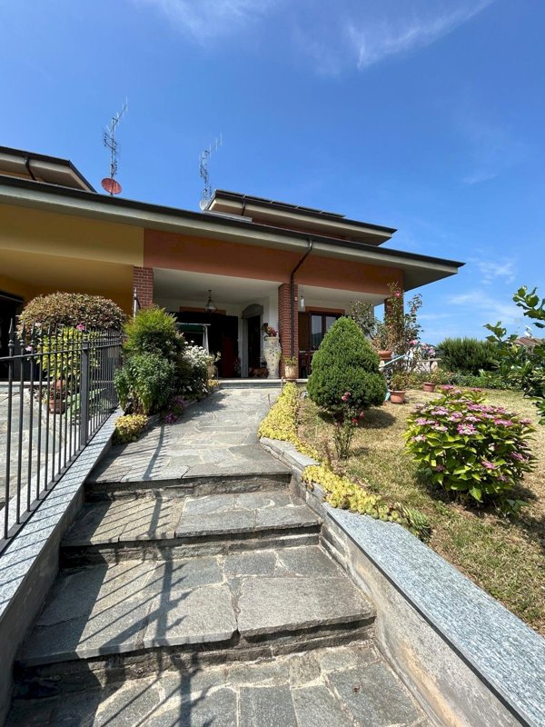 casa indipendente in vendita a Roccabruna in zona Viale