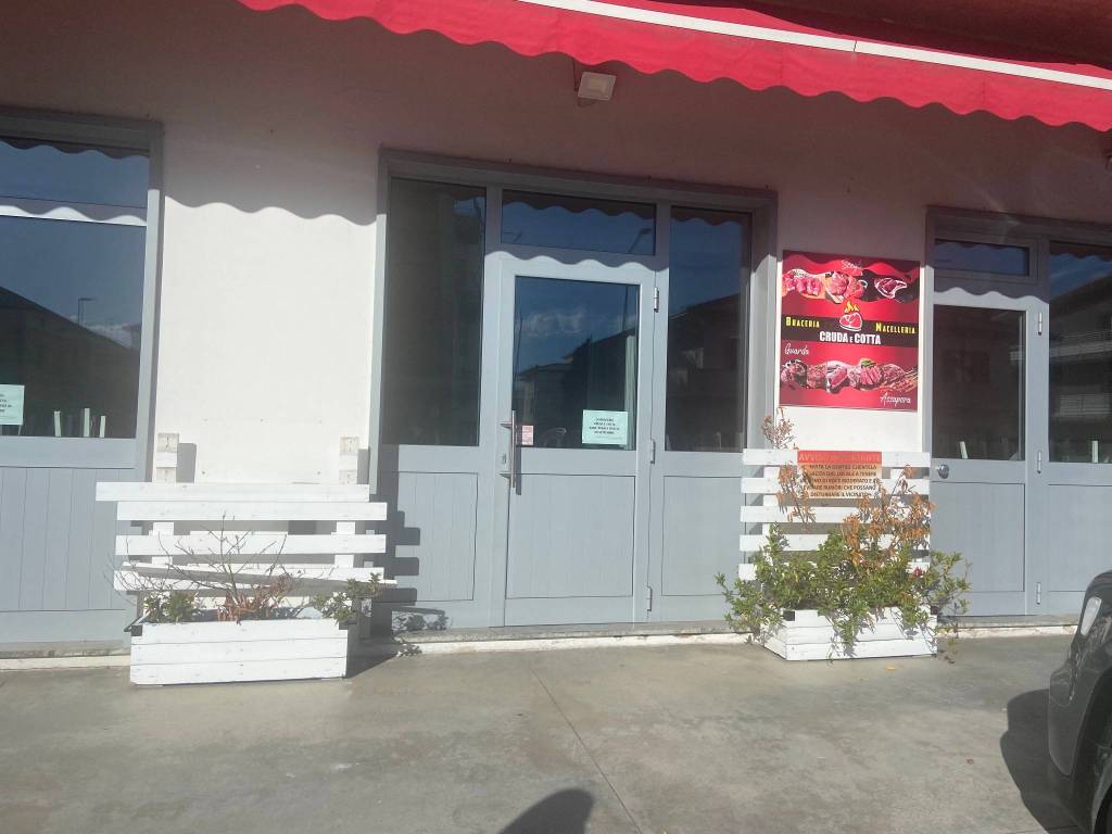 negozio in vendita ad Alba Adriatica