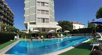 negozio in vendita ad Alba Adriatica