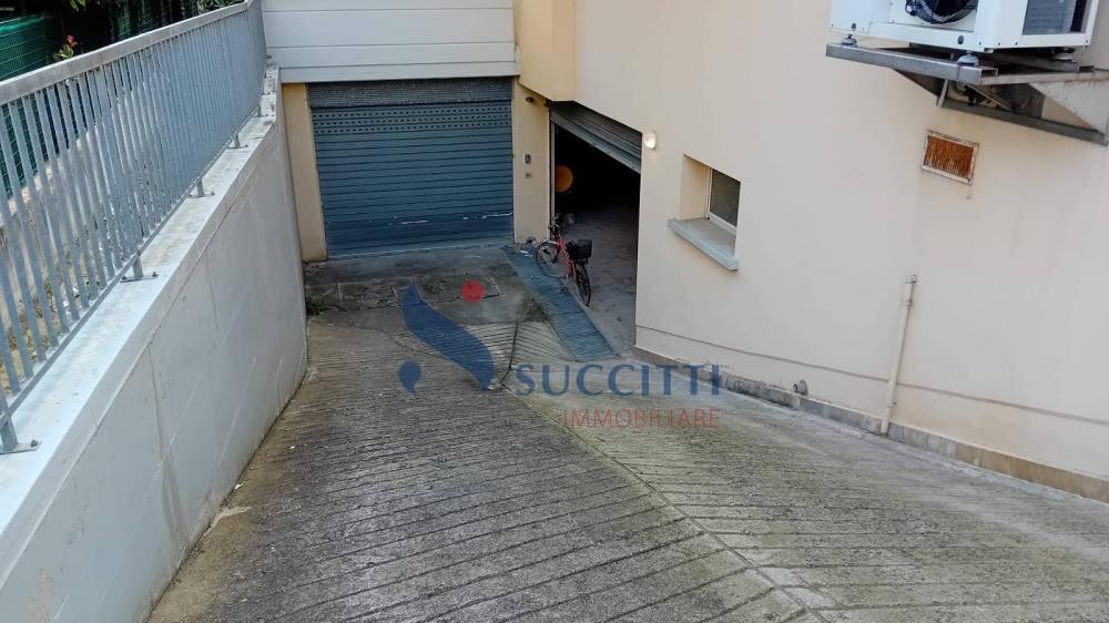 locale di sgombero in vendita ad Alba Adriatica