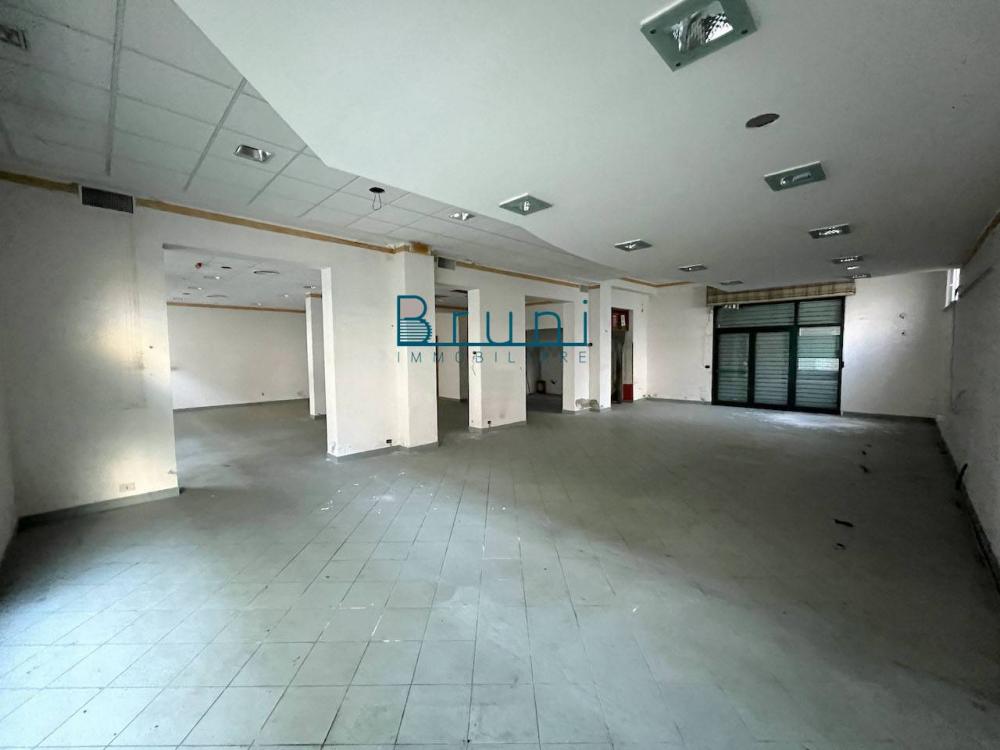 locale commerciale in vendita ad Alba Adriatica