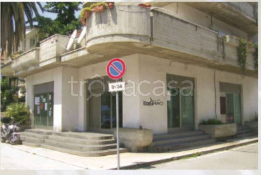 negozio in vendita ad Alba Adriatica