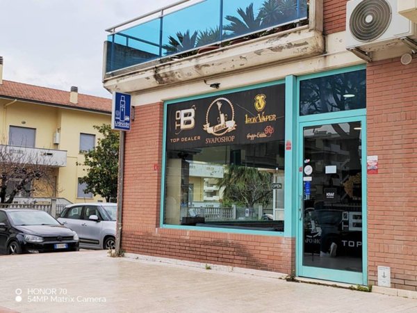 locale commerciale in vendita ad Alba Adriatica