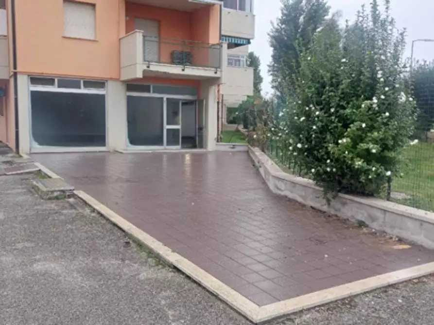 negozio in vendita ad Alba Adriatica
