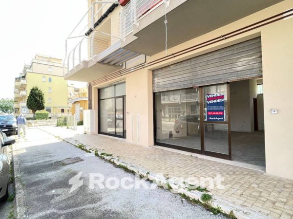 negozio in vendita ad Alba Adriatica