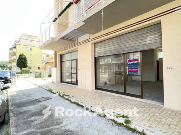 negozio in vendita ad Alba Adriatica