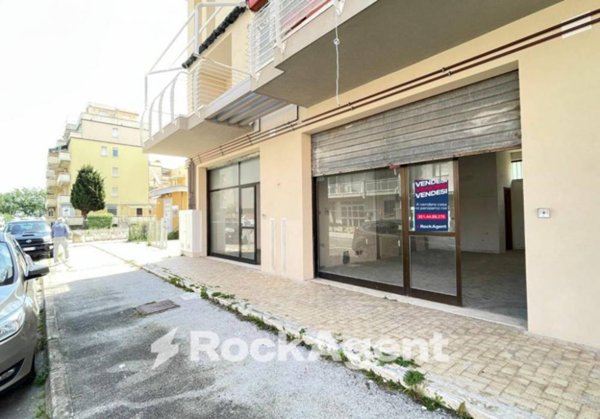negozio in vendita ad Alba Adriatica