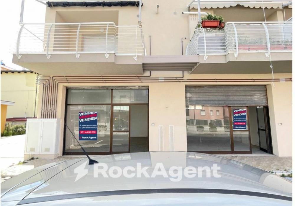 negozio in vendita ad Alba Adriatica