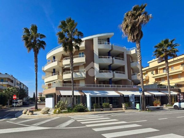 negozio in vendita ad Alba Adriatica