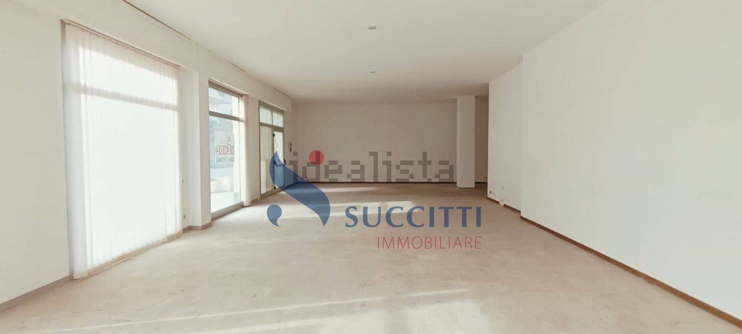 locale commerciale in vendita ad Alba Adriatica