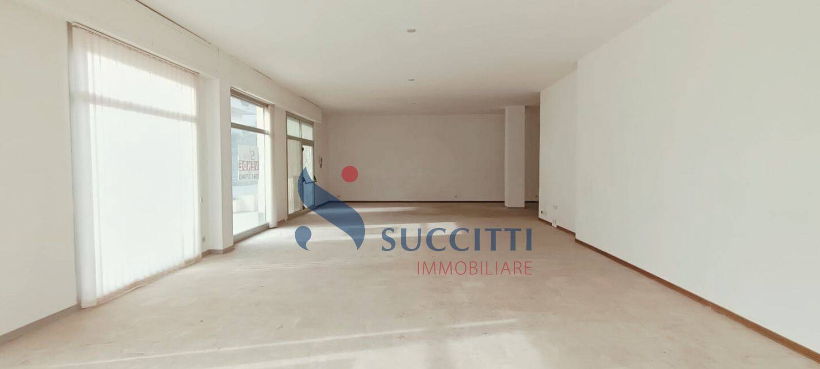 locale commerciale in vendita ad Alba Adriatica