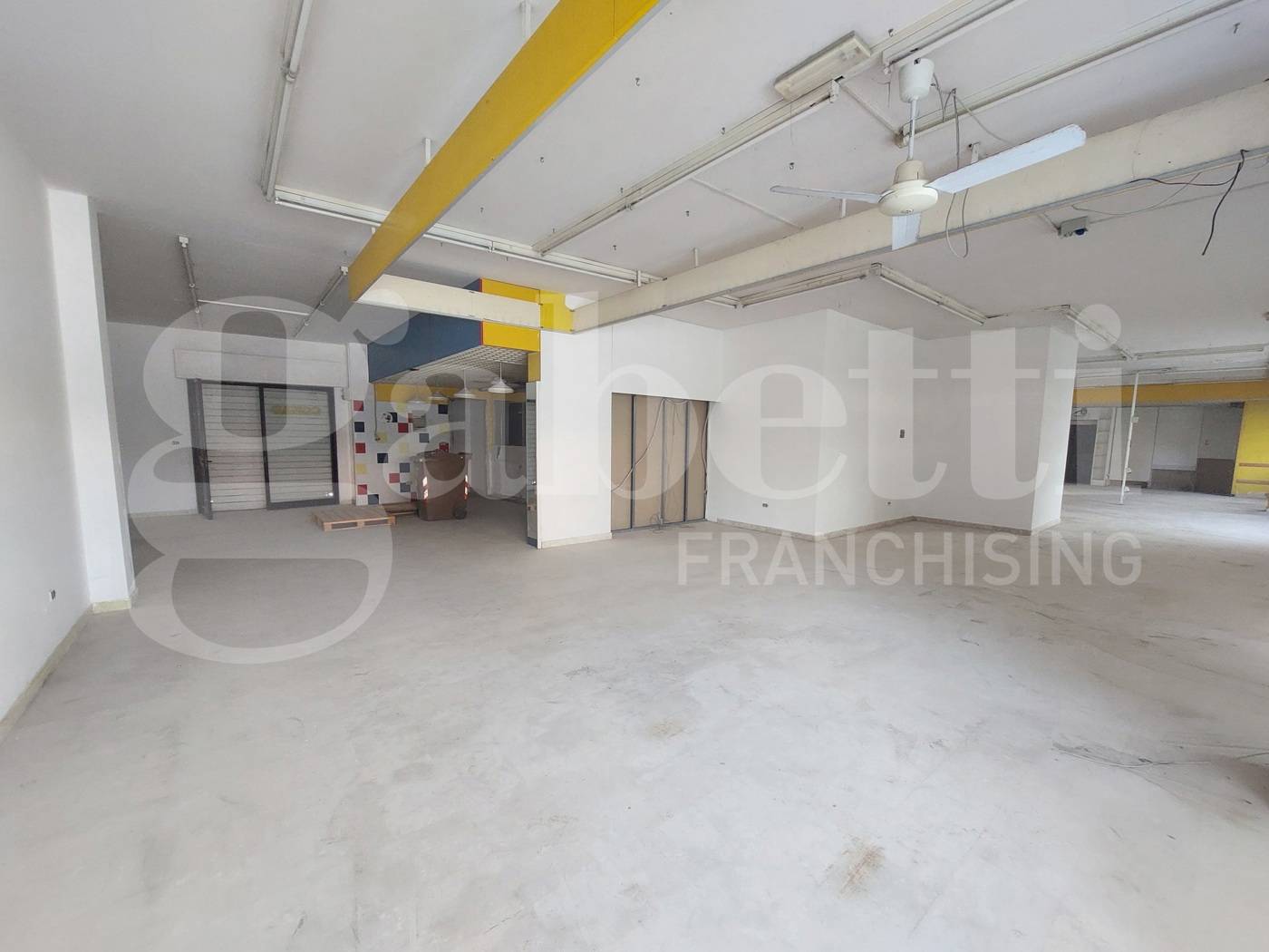 negozio in vendita ad Alba Adriatica